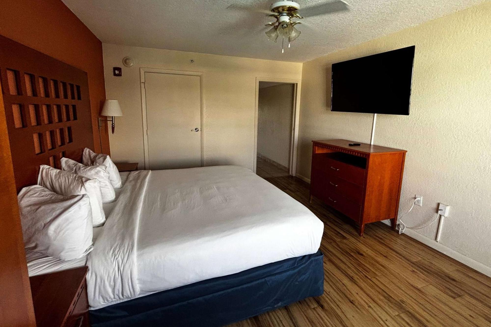 Отель Ramada By Wyndham Flamingo Water Park Киссимми Экстерьер фото