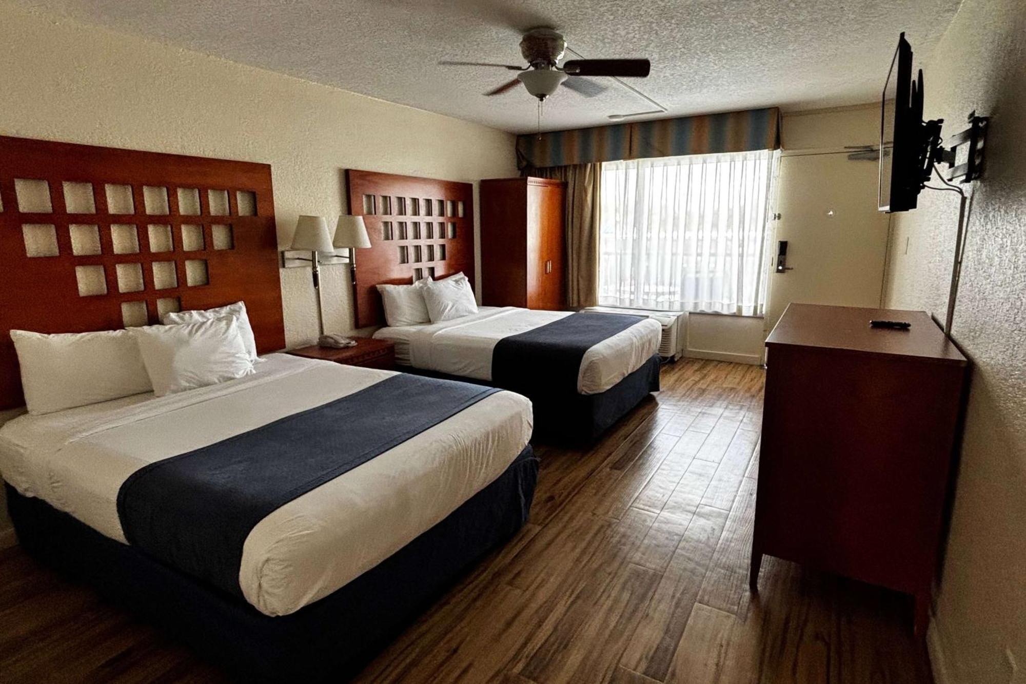 Отель Ramada By Wyndham Flamingo Water Park Киссимми Экстерьер фото